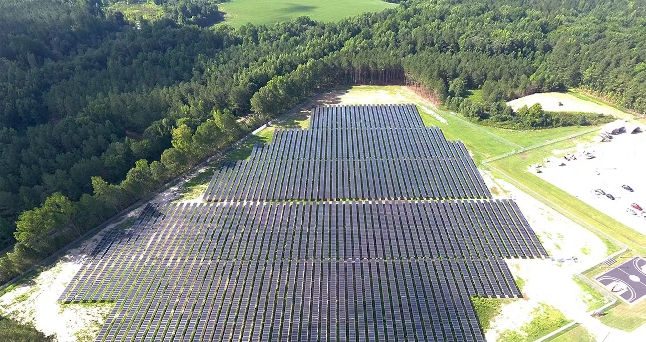 康明斯在北卡羅來納州工廠安裝大型太陽能電池陣列